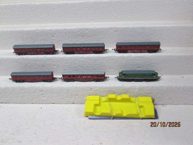 N SCALE - LONESTAR - X5 PASSENGER COACHES + X1 DIESEL LOCOMOTIVE