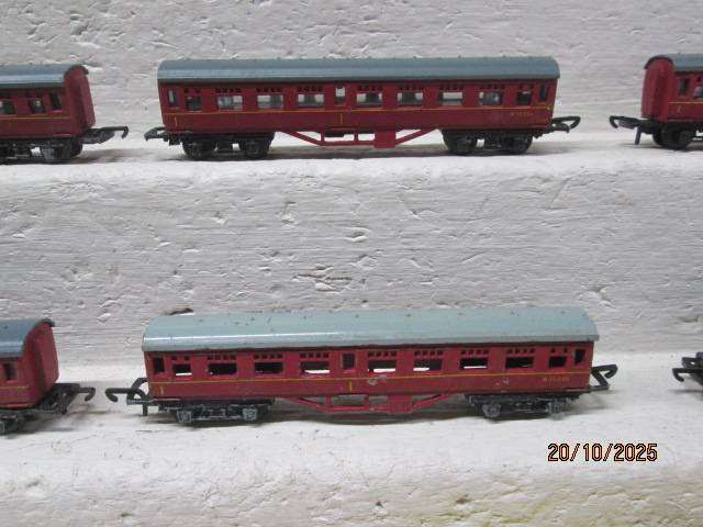 N SCALE - LONESTAR - X5 PASSENGER COACHES + X1 DIESEL LOCOMOTIVE