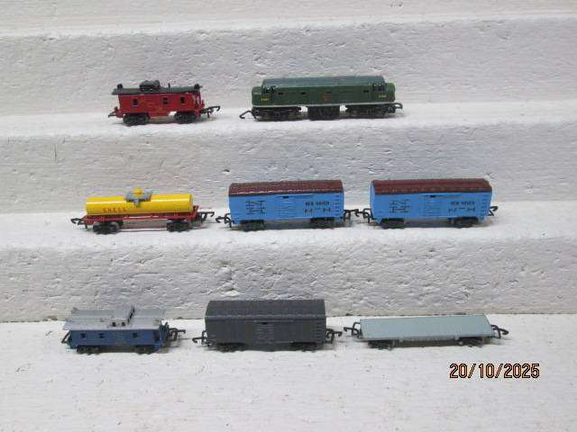 N SCALE - LONESTAR - X7 GOODS WAGONS + X1 DIESEL LOCOMOTIVE