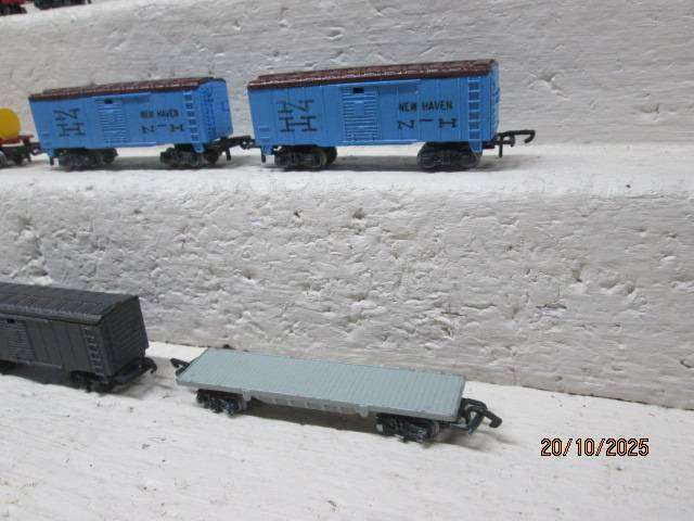 N SCALE - LONESTAR - X7 GOODS WAGONS + X1 DIESEL LOCOMOTIVE