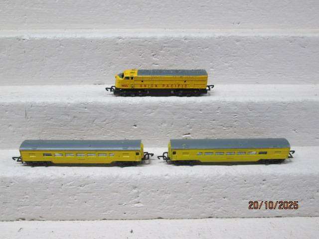 N SCALE - LONESTAR - X2 PASSENGER COACHES + X1 DIESEL LOCOMOTIVE