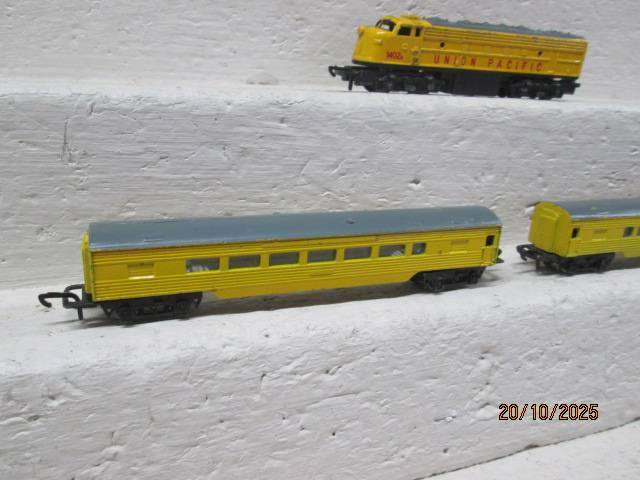 N SCALE - LONESTAR - X2 PASSENGER COACHES + X1 DIESEL LOCOMOTIVE