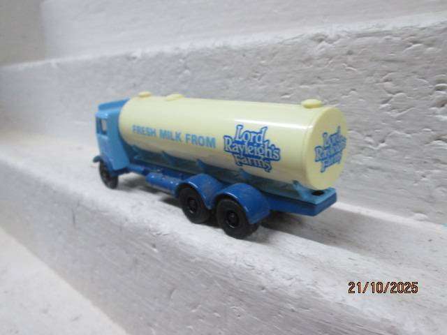 OO SCALE - EFE FRESH MILK ROAD TANKER TRUCK- BOXED