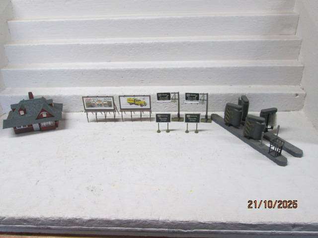 HO SCALE - OLD STYLE STATION BUILDINGS + BILL BOARDS + SIGN BOARDS + COACH WASH