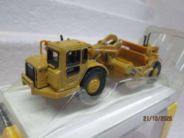HO SCALE- NORSCOTT - CAT627 G - WHEEL TRACTOR SCRAPER - BOXED