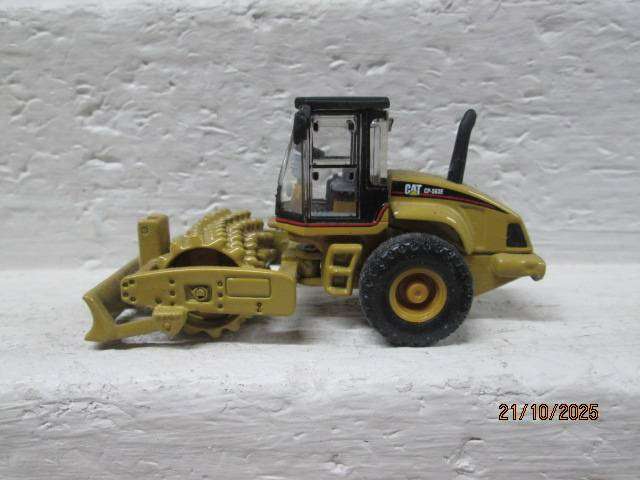 HO SCALE- NORSCOTT - CAT CP563E PADFOOT DRUM COMPACTOR - BOXED