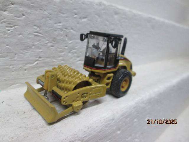 HO SCALE- NORSCOTT - CAT CP563E PADFOOT DRUM COMPACTOR - BOXED