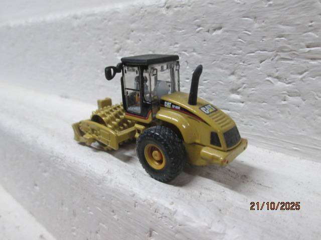 HO SCALE- NORSCOTT - CAT CP563E PADFOOT DRUM COMPACTOR - BOXED