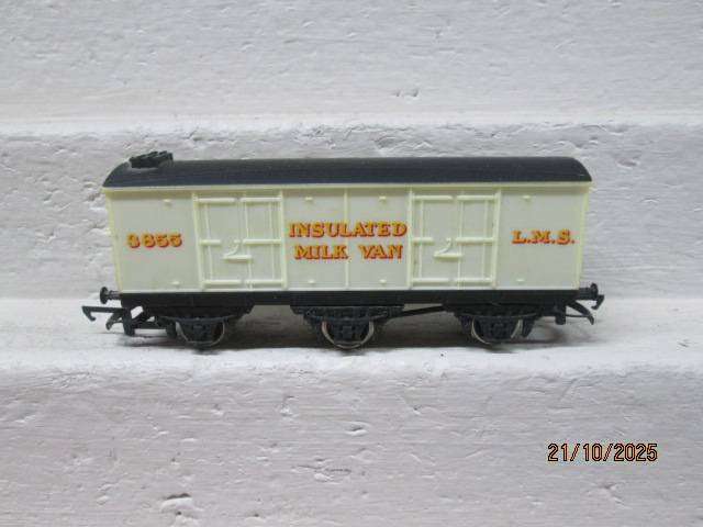 OO SCALE - HORNBY- INSULATED MILK VAN - BOXED