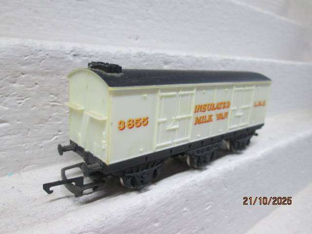 OO SCALE - HORNBY- INSULATED MILK VAN - BOXED