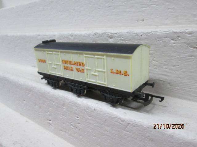 OO SCALE - HORNBY- INSULATED MILK VAN - BOXED