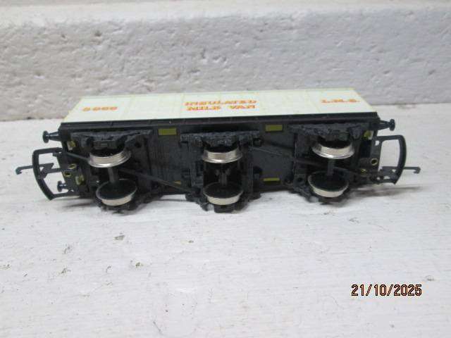 OO SCALE - HORNBY- INSULATED MILK VAN - BOXED