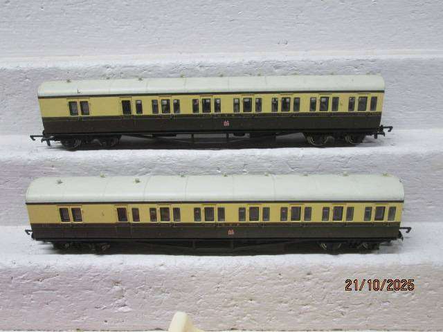 OO SCALE - HORNBY- GWR SUBURBAN COACHES - X2 - BOXED