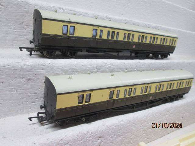 OO SCALE - HORNBY- GWR SUBURBAN COACHES - X2 - BOXED