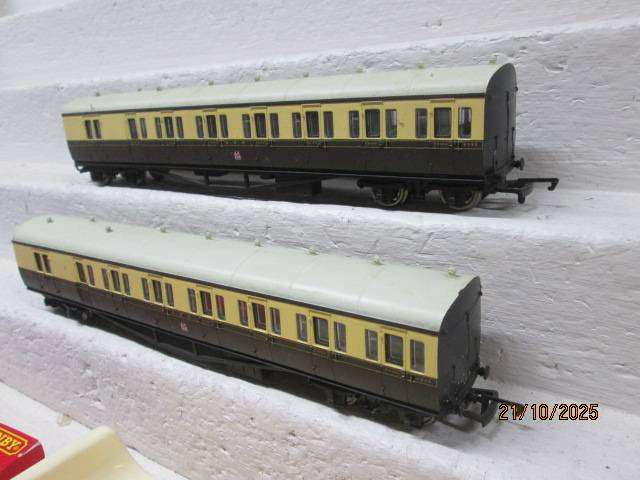 OO SCALE - HORNBY- GWR SUBURBAN COACHES - X2 - BOXED