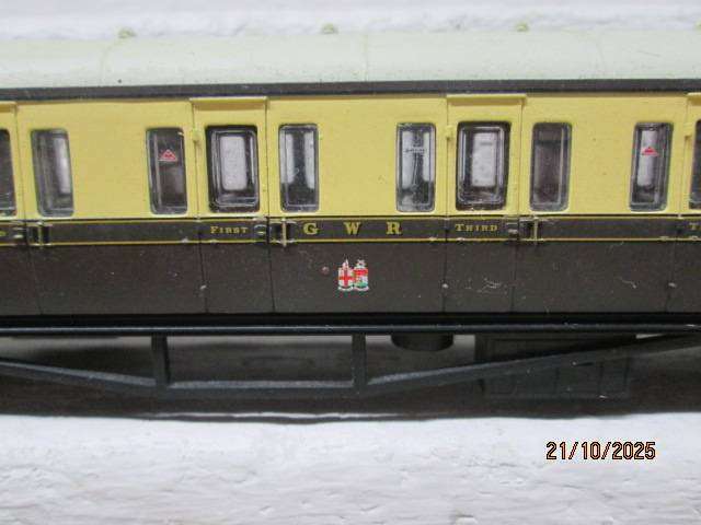 OO SCALE - HORNBY- GWR SUBURBAN COACHES - X2 - BOXED