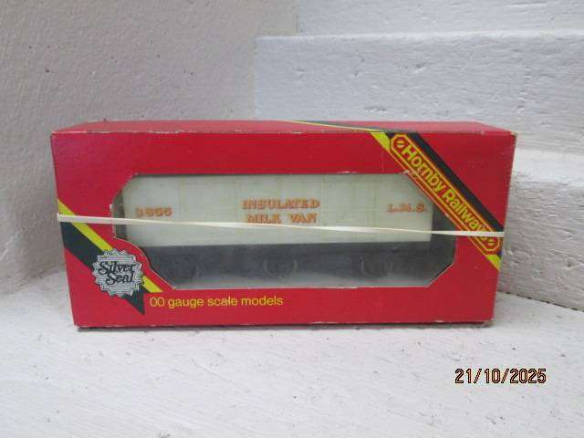 OO SCALE - HORNBY- INSULATED MILK VAN - BOXED