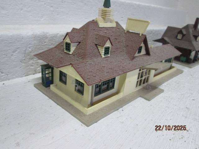 HO SCALE - STATION BUILDINGS - X2