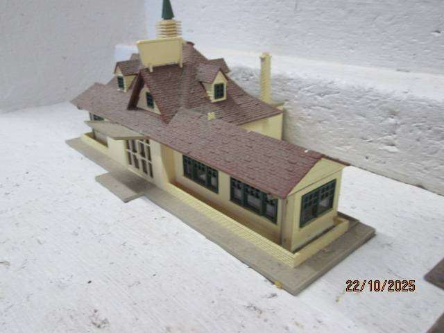 HO SCALE - STATION BUILDINGS - X2