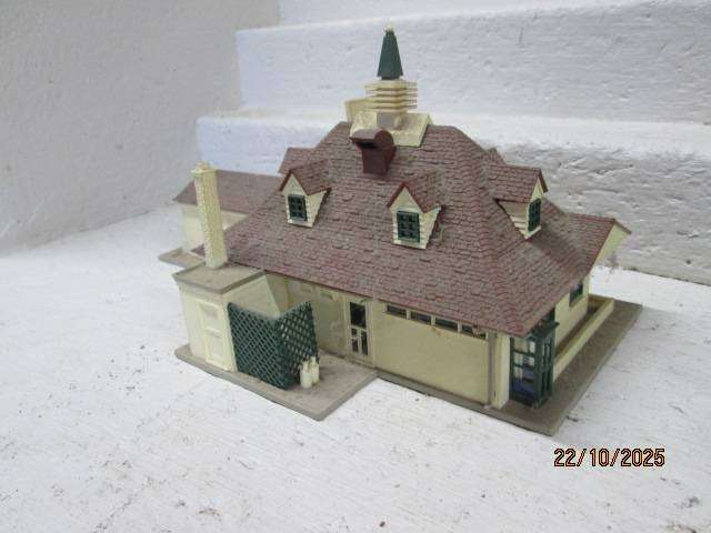 HO SCALE - STATION BUILDINGS - X2