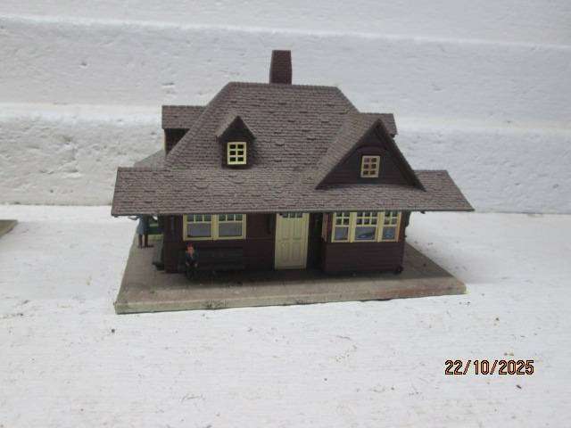 HO SCALE - STATION BUILDINGS - X2