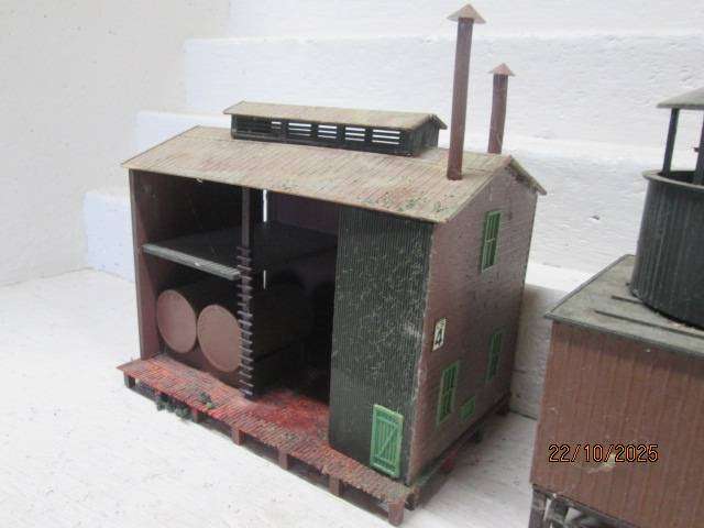 HO SCALE - BREWERY + LARGE TANK ON BUILDING