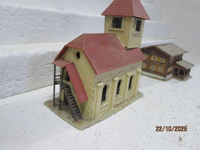 HO SCALE - CHURCH BUILDING + LOG TYPE DOUBLE STORY BUILDING
