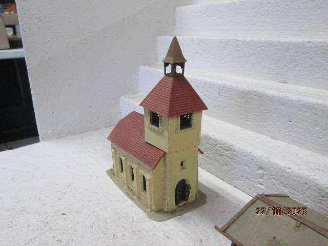HO SCALE - CHURCH BUILDING + LOG TYPE DOUBLE STORY BUILDING