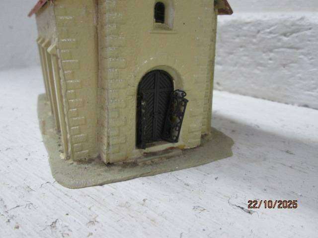 HO SCALE - CHURCH BUILDING + LOG TYPE DOUBLE STORY BUILDING