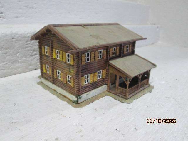 HO SCALE - CHURCH BUILDING + LOG TYPE DOUBLE STORY BUILDING