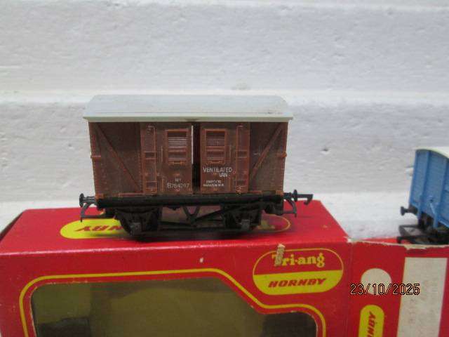OO SCALE - HORNBY- GOODS WAGONS - X3 - BOXED