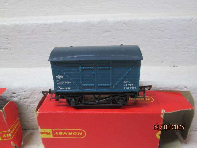 OO SCALE - HORNBY- GOODS WAGONS - X3 - BOXED