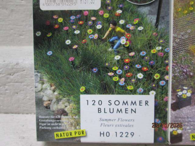 HO SCALE - BUSCH - SCENERY  SUMMER FLOWERS + DAISIES - BOXED