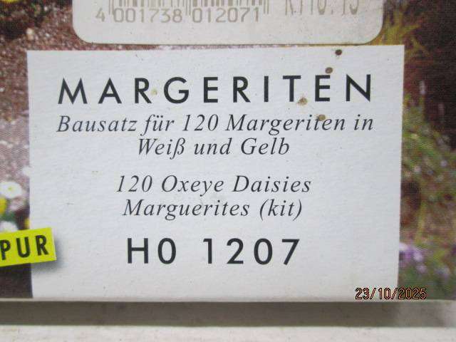 HO SCALE - BUSCH - SCENERY  SUMMER FLOWERS + DAISIES - BOXED