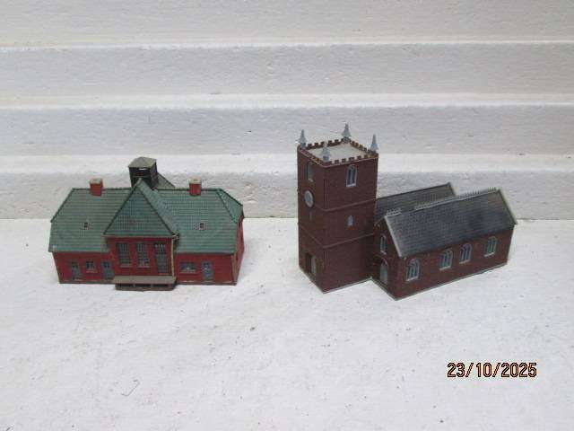 HO SCALE - VARIOUS BUILDINGS - X2