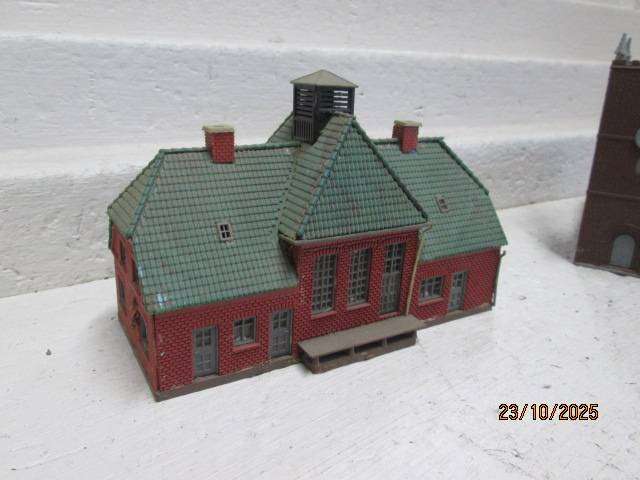 HO SCALE - VARIOUS BUILDINGS - X2