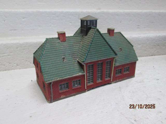HO SCALE - VARIOUS BUILDINGS - X2