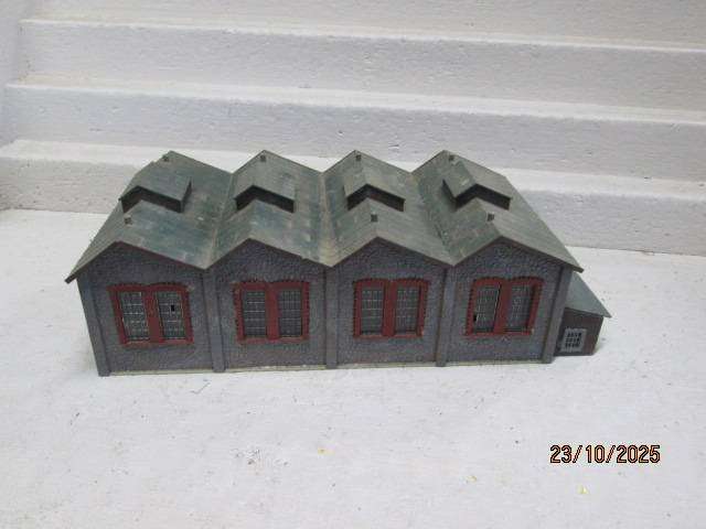 HO SCALE - LARGE TWIN ENGINE SHED