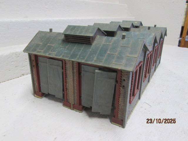 HO SCALE - LARGE TWIN ENGINE SHED