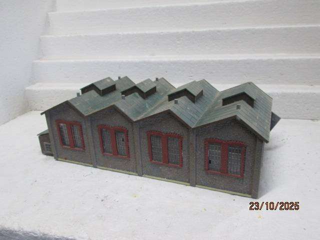 HO SCALE - LARGE TWIN ENGINE SHED