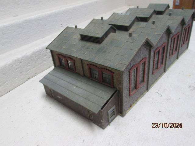 HO SCALE - LARGE TWIN ENGINE SHED