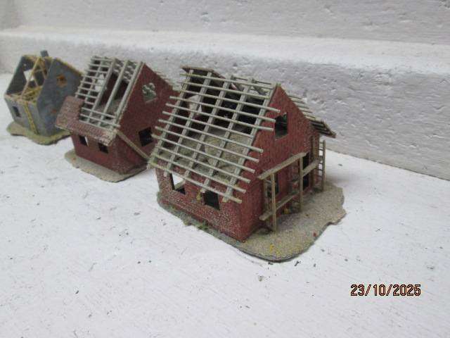 HO SCALE - X3 HOUSES UNDER CONSTRUCTION