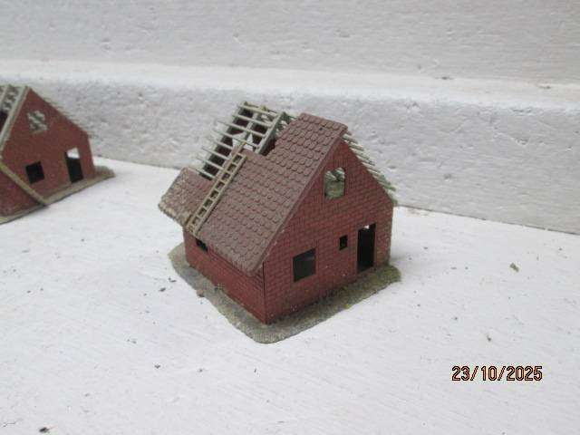 HO SCALE - X3 HOUSES UNDER CONSTRUCTION