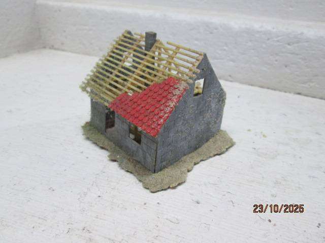 HO SCALE - X3 HOUSES UNDER CONSTRUCTION
