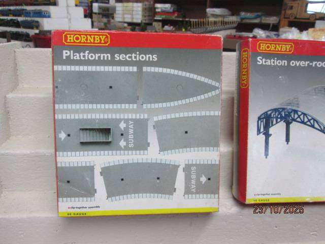 OO SCALE - HORNBY - PLATFORMS + STATION OVER ROOF CANOPIES - X2 - BOXED