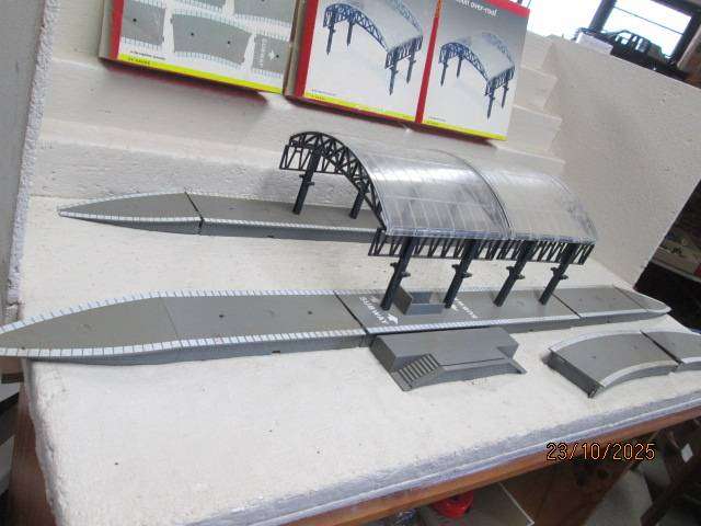 OO SCALE - HORNBY - PLATFORMS + STATION OVER ROOF CANOPIES - X2 - BOXED