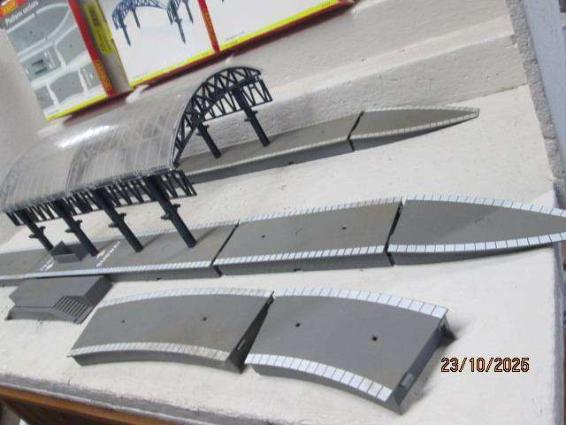 OO SCALE - HORNBY - PLATFORMS + STATION OVER ROOF CANOPIES - X2 - BOXED
