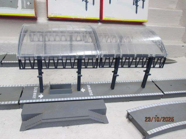 OO SCALE - HORNBY - PLATFORMS + STATION OVER ROOF CANOPIES - X2 - BOXED