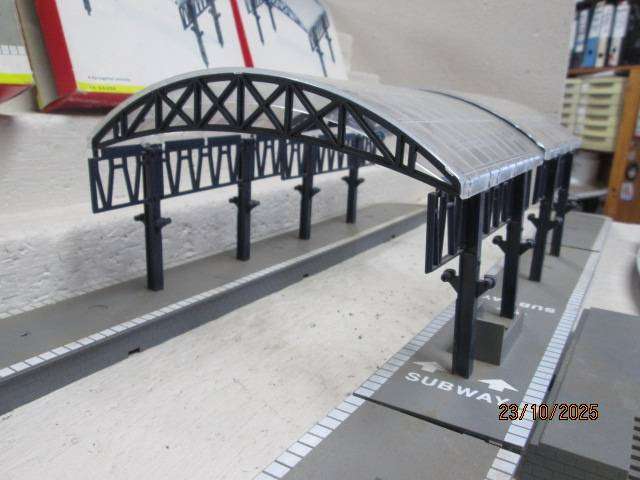OO SCALE - HORNBY - PLATFORMS + STATION OVER ROOF CANOPIES - X2 - BOXED