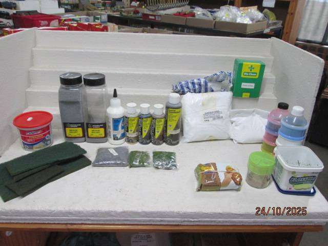 HO SCALE - WOODLANDS SCENICS - SCENERY ITEMS + LOTS OF BITS AND PIECES